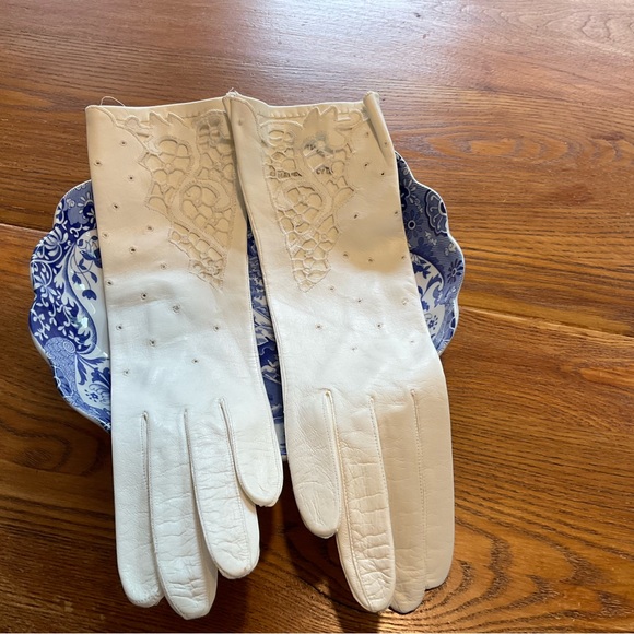 Vintage WOT Cream Colour Kid Gloves - Picture 2 of 6